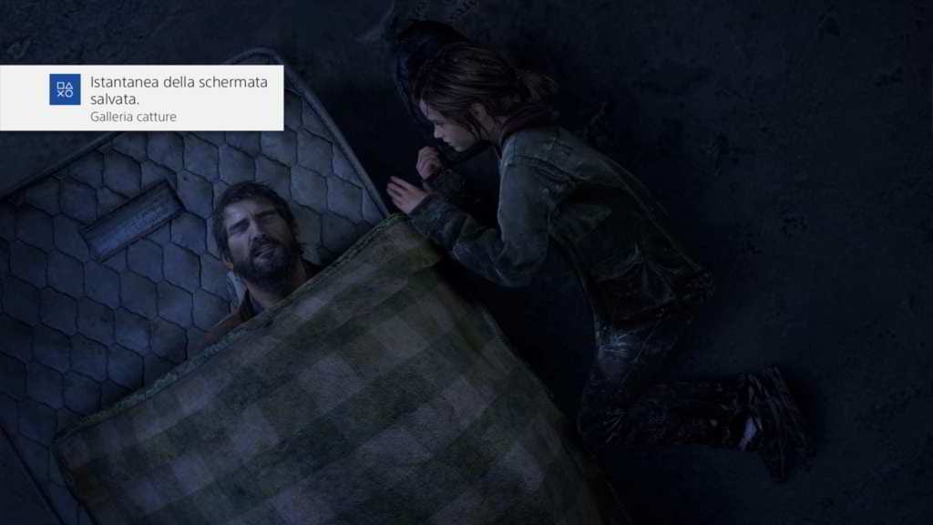 Joel, dopo l'antibiotico somministrato da Ellie giace sul freddo letto. La scena più forte di The Last of Us.